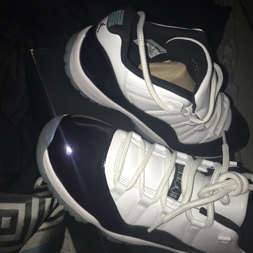 Jordan emerald 11’s ( new never worn) $negotiable